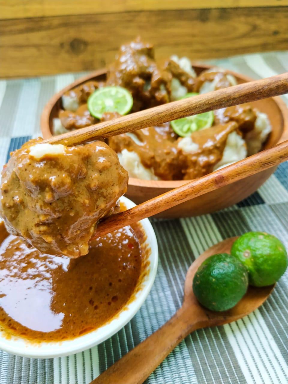 Siomay ikan tuna Ayaku Food disajikan hangat dengan sambal kacang